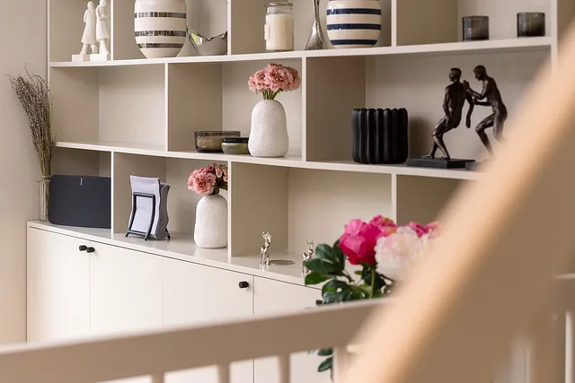 Plassbygget hylle med interiør